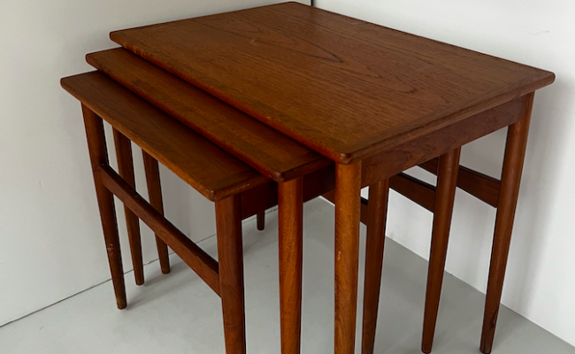 Table gigogne en teck Gelsted Danmark années 1960 – L55 x P38 X H46 cm – 440 €