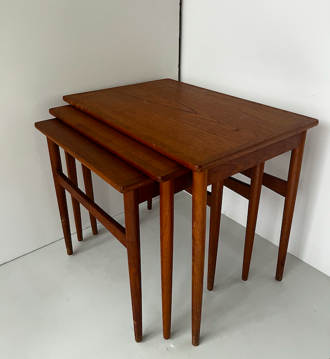 Table gigogne en teck Gelsted Danmark années 1960 – L55 x P38 X H46 cm – 440 €
