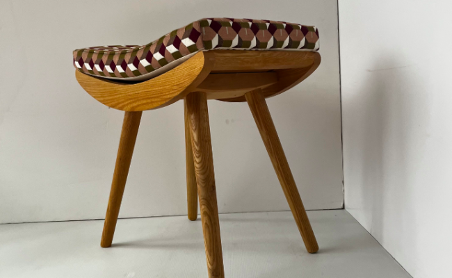 Ottoman bois clair pieds compas / coussin sur mesure – 170 €