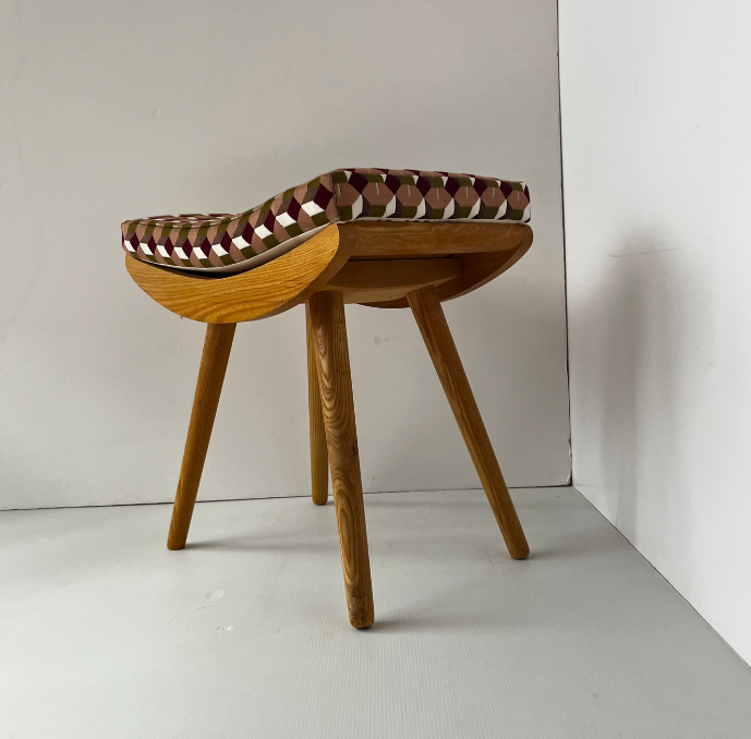 Ottoman bois clair pieds compas / coussin sur mesure – 170 €