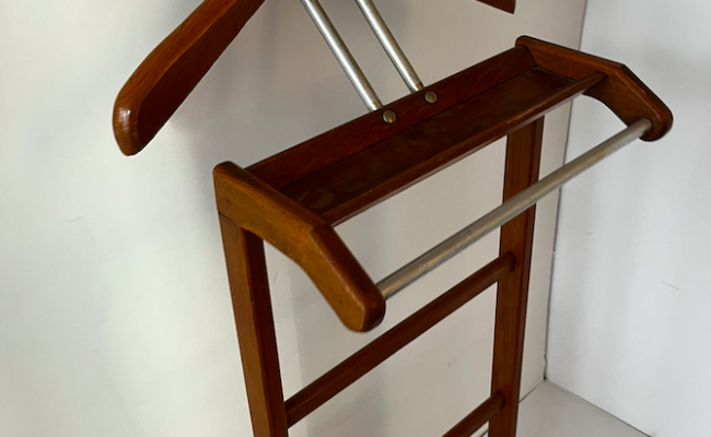 Valet ancien en bois et métal – 240 €