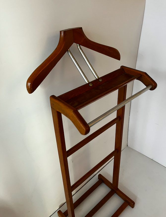 Valet ancien en bois et métal – 240 €