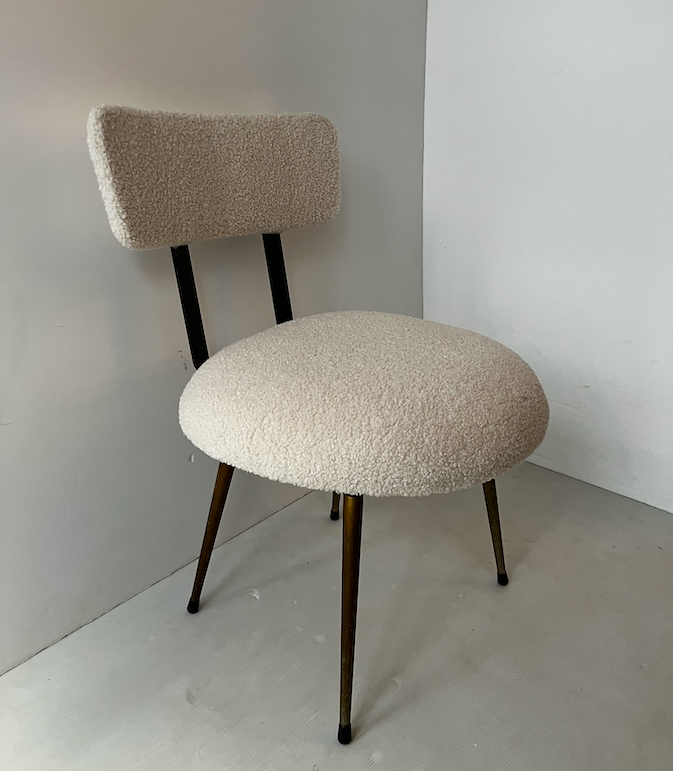 Siege bas &laquo;&nbsp;moumoute&nbsp;&raquo; – L 45 x P 42 x H 65 (assise 35) cm – 340 €