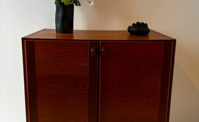 Meuble scandinave en teck ouvrant par 2 portes – L80 x P50 x H77 cm – 480 €