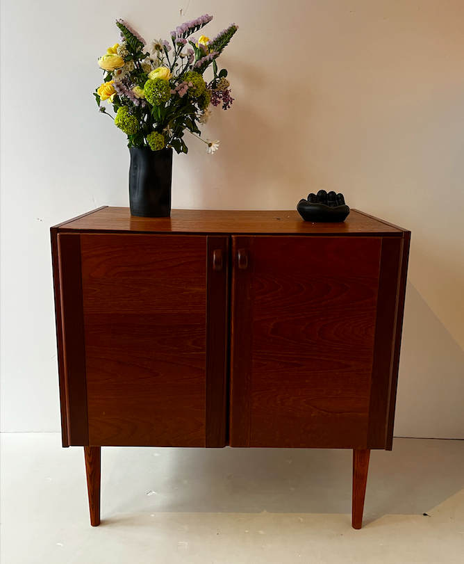 Meuble scandinave en teck ouvrant par 2 portes – L80 x P50 x H77 cm – 480 €