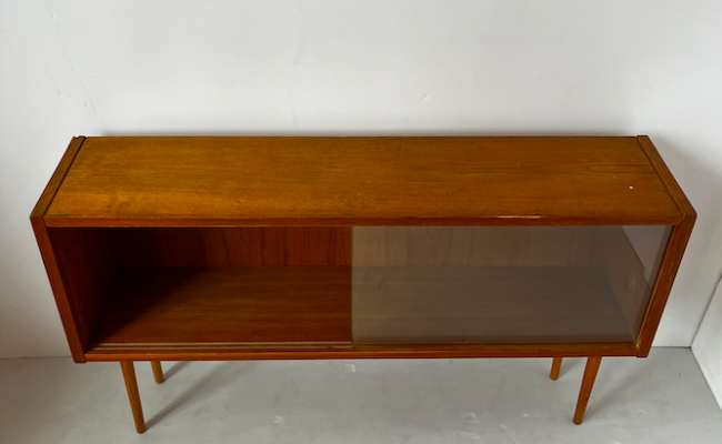 Buffet bas porte vitrée – L100 x P23 x H59 – 329 €