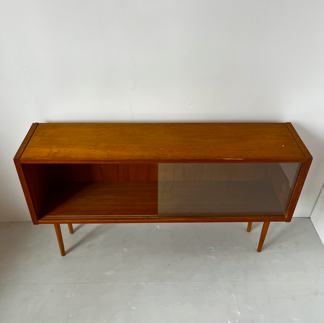 Buffet bas porte vitrée – L100 x P23 x H59  – 329 €