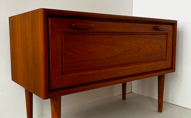 Meuble tv bas en teck à abattant – L 85 x P 40 x H 57 cm – 480 €