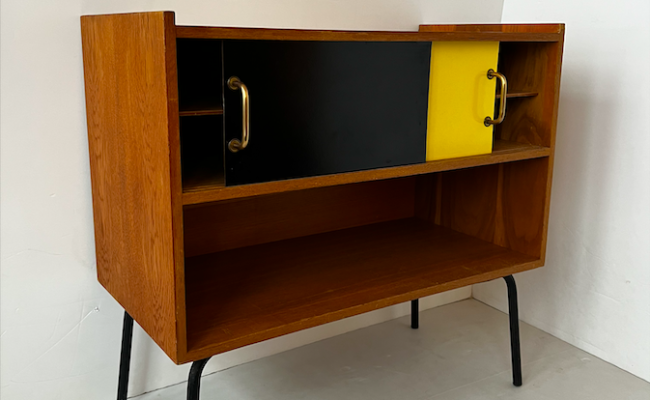 Meuble buffet vintage 1950s portes jaune/noire – L74 x P37 x H71 cm – 450 €