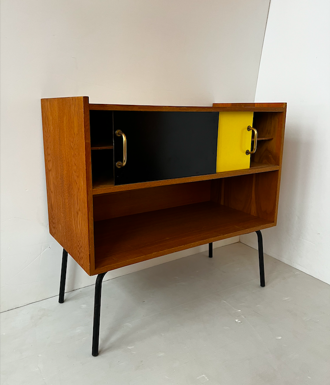 Meuble buffet vintage 1950s portes jaune/noire – L74 x P37 x H71 cm – 450 €