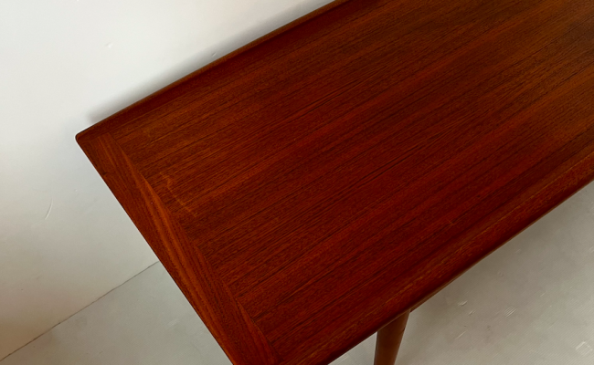 Table basse Grete Jalk 1960s – L130 x P55 x H43 cm – 780 €