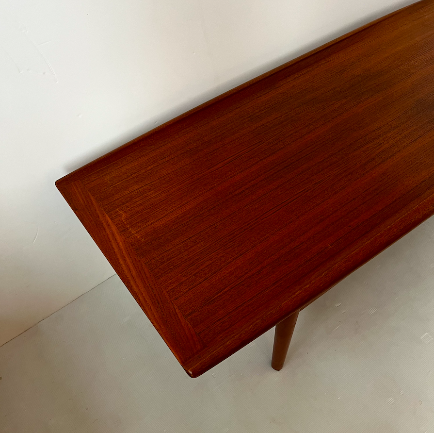Table basse Grete Jalk 1960s – L130 x P55 x H43 cm – 780 €