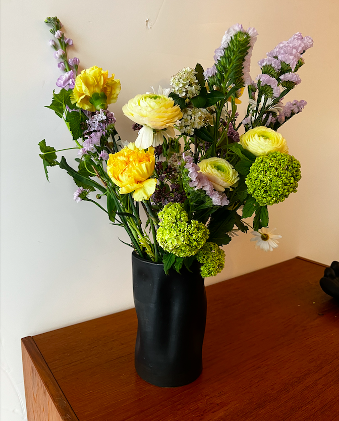 Vase noir Capucine Valentin