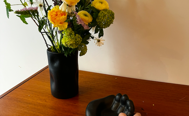 Vase noir rouleau deformé Capucine Valentin – 130 €