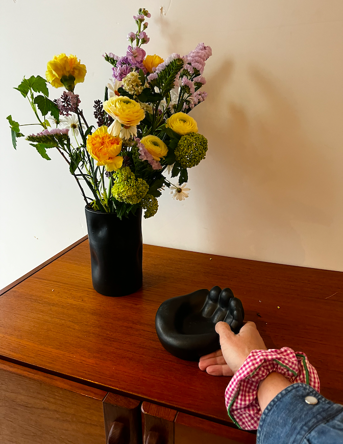 Vase noir rouleau deformé Capucine Valentin – 130 €