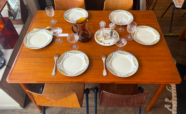 Table de salle à manger danoise en teck – L 125 (+ 2 x 47) x P 85 x H 74 cm – 1350 €