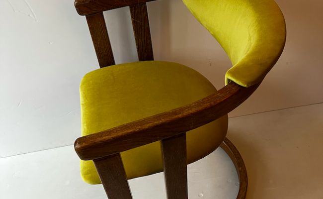 Fauteuil de style Art Deco veloutine vert olive – 280 €