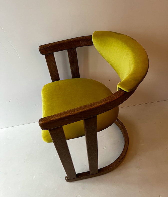Fauteuil de style Art Deco veloutine vert olive – 280 €