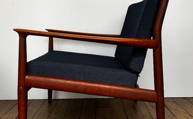 Fauteuil danois en teck Svend Aage Eriksen pour Glostrup – L 72 x P 70 x H 69 (39) cm – 900 €