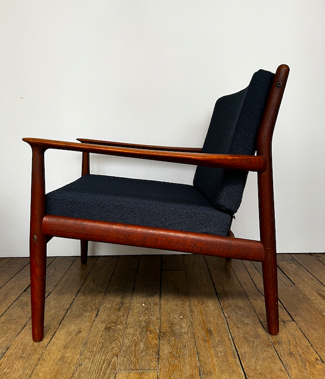 Fauteuil danois en teck Svend Aage Eriksen pour Glostrup – L 72 x P 70 x H 69 (39) cm – 900 €