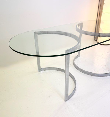 Table à manger en métal chromé et verre – 690 €