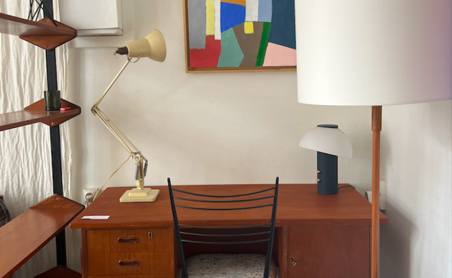 Bureau scandinave en teck – L 117 x P 55 x H 71 (69) cm – 850 €