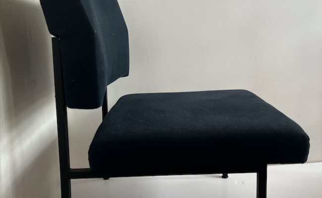 Chauffeuse 1970 métal noir et coussin bleu nuit – L55 x P60 x H75 (38) cm – 550 €