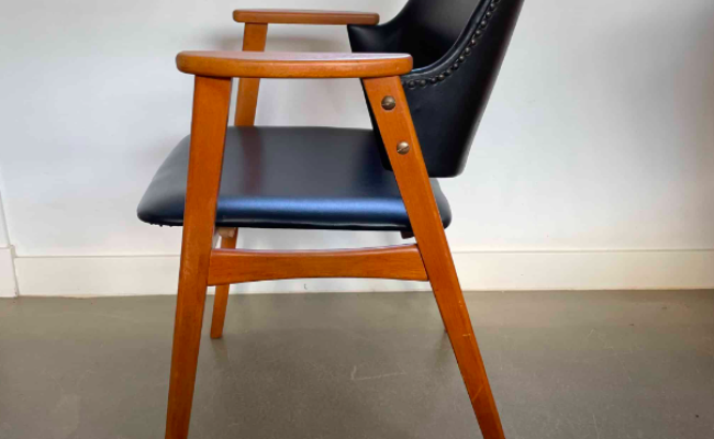 Fauteuil de bureau Cees Braakman en bois clair et skai noir – 290 €
