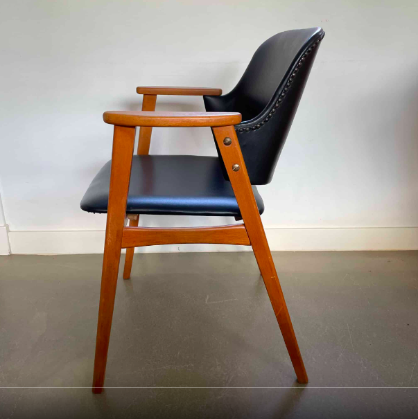 Fauteuil de bureau Cees Braakman en bois clair et skai noir – 290 €