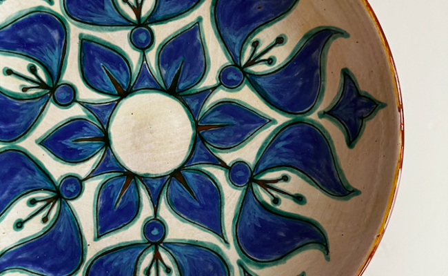 Grand plat bleu signé – VENDU