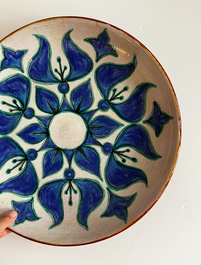 Grand plat bleu signé – VENDU