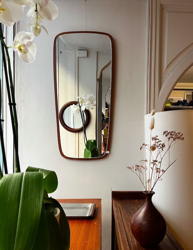 Miroir scandinave forme libre – L 35 x H 72 cm – 220 € soldé 190 €
