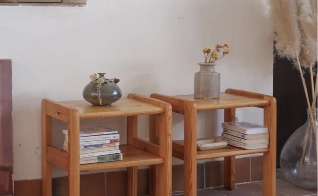 Paire de tables de chevet en pin – 180 €