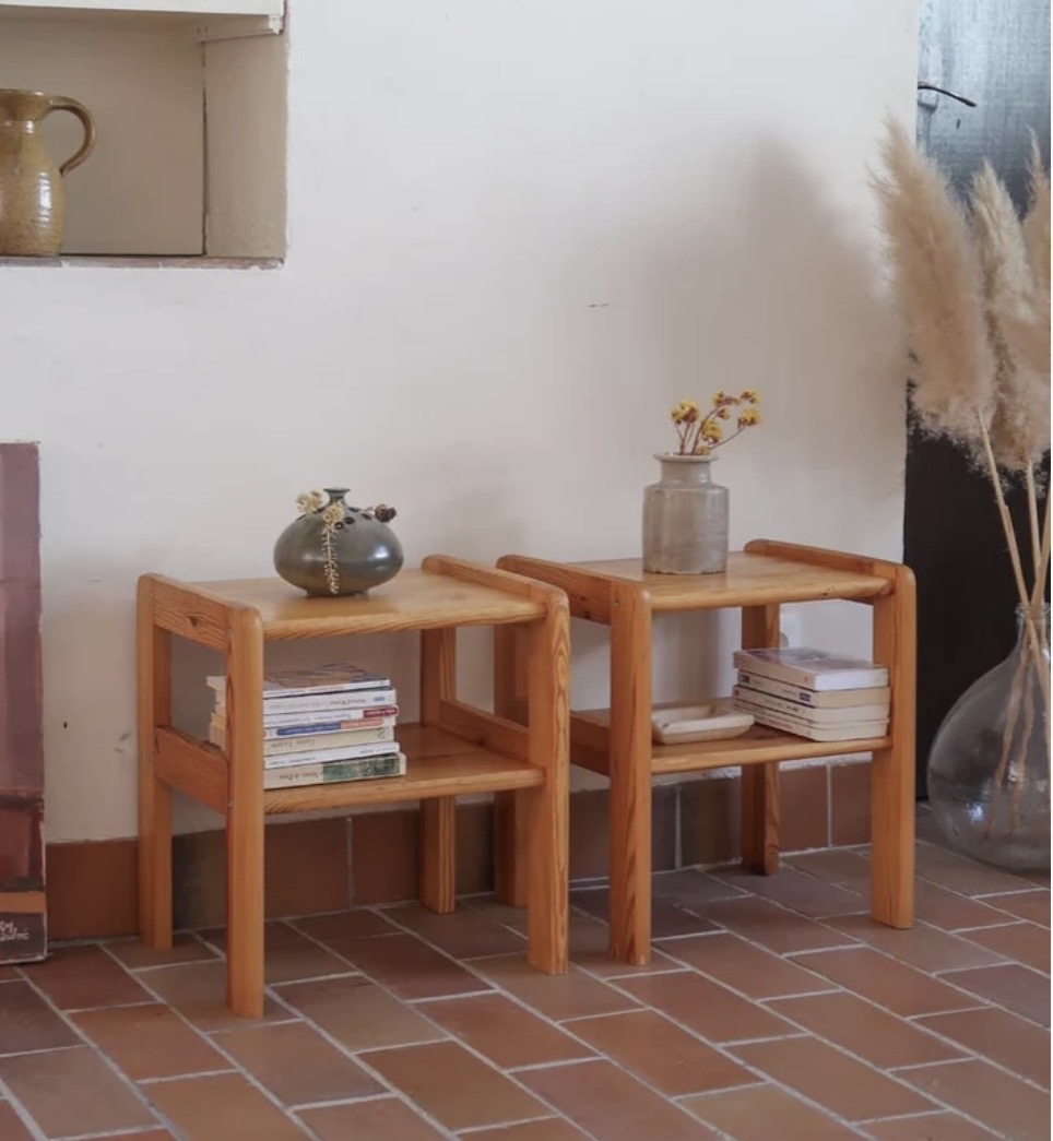 Paire de tables de chevet en pin – 180 €