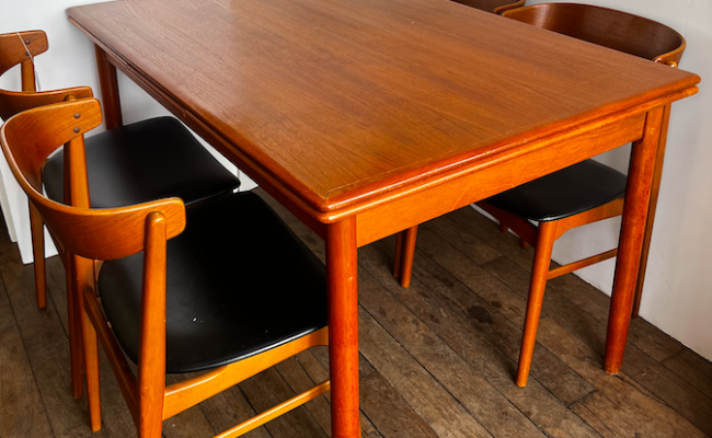 Table de salle à manger danoise en teck – L 125 (+ 2 x 47) x P 85 x H 74 cm – 1350 € soldé 1150 €