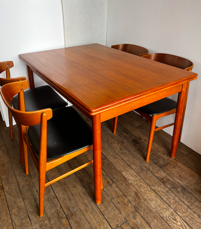 Table de salle à manger danoise en teck – L 125 (+ 2 x 47) x P 85 x H 74 cm – 1350 € soldé 1150 €