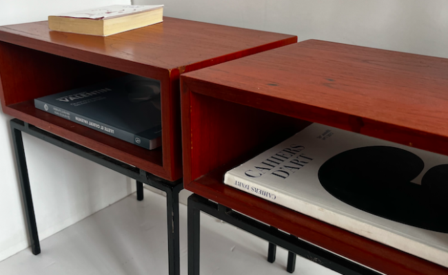 Paire de tables de chevet modernistes – L 41 x P 31 x H 46 cm – 320 €