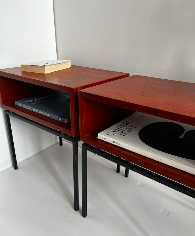 Paire de tables de chevet modernistes – L 41 x P 31 x H 46 cm – 320 €