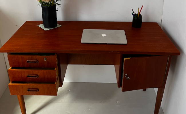 Bureau scandinave en teck – L 117 x P 55 x H 71 (69) cm – 850 €