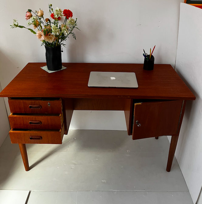 Bureau scandinave en teck – L 117 x P 55 x H 71 (69) cm – 850 €