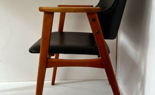 Fauteuil de bureau Cees Braakman en bois clair et skai noir – L 60 x P 42 x H 79 (43) cm – 290 €