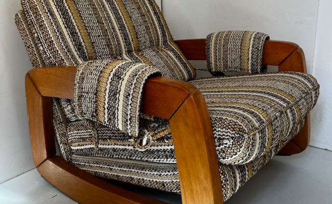 Fauteuil à bascule pieds traineau en orme massif – 650 €