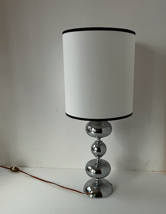 Lampe à poser chrome et abat jour sur mesure – 280 €