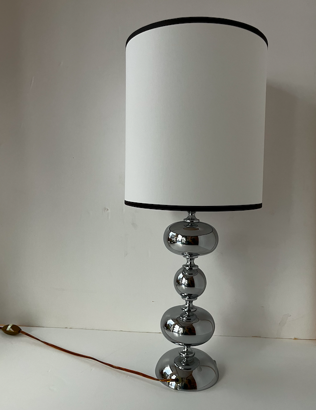 Lampe à poser chrome et abat jour sur mesure – 280 €