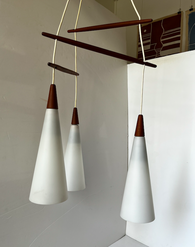 Suspension scandinave Holmegaard teck et opaline – 480 €
