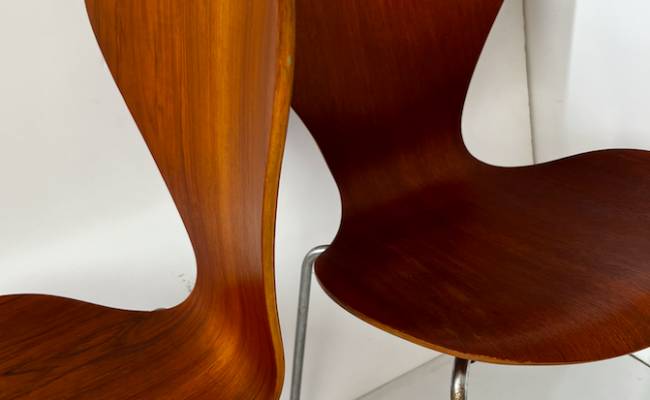 Paire de chaises série 7 Arne Jacobsen pour Fritz Hansen – 240 € l’une