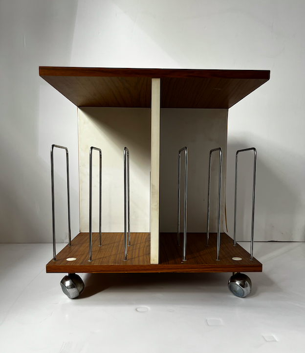 Meuble bas à roulettes range-vinyles – L 42 x P 42 x H 45 cm – 110 €