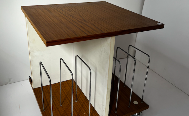 Meuble bas à roulettes range-vinyles – L 42 x P 42 x H 45 cm – 110 €