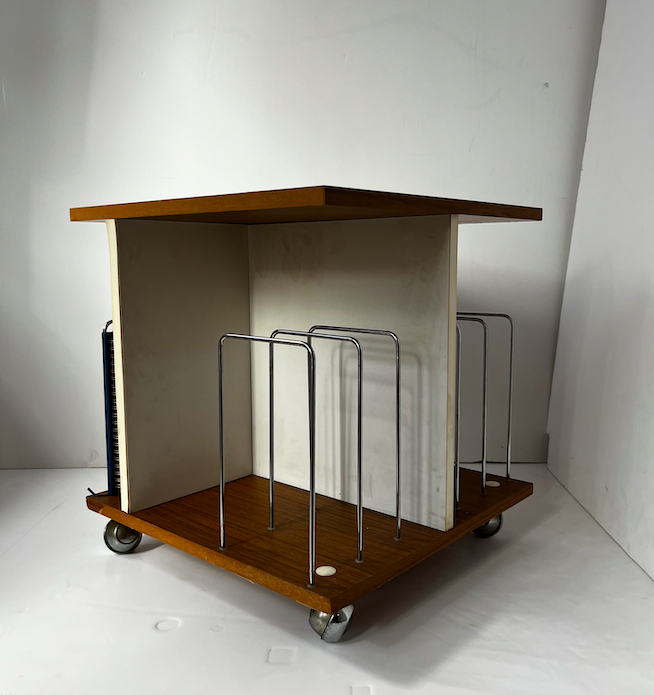 Meuble bas à roulettes range-vinyles – L 42 x P 42 x H 45 cm – 110 €