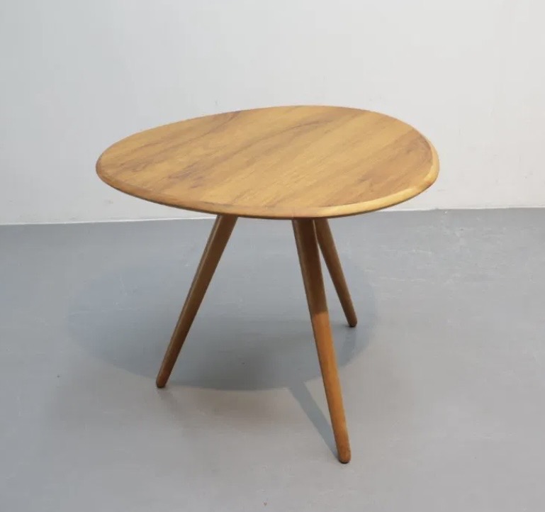 Table basse tripode en bois massif rebord biseauté design suédois 1960 – 420 €